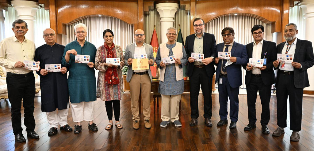 প্রধান উপদেষ্টা মুহাম্মদ ইউনূস মঙ্গলবার ‘জুলাই গণ-অভ্যুত্থান দিবস’ উপলক্ষে স্মারক ডাকটিকেট, উদ্বোধনী খাম ও সিলমোহর অবমুক্ত করেন। ছবি: পিআইডি