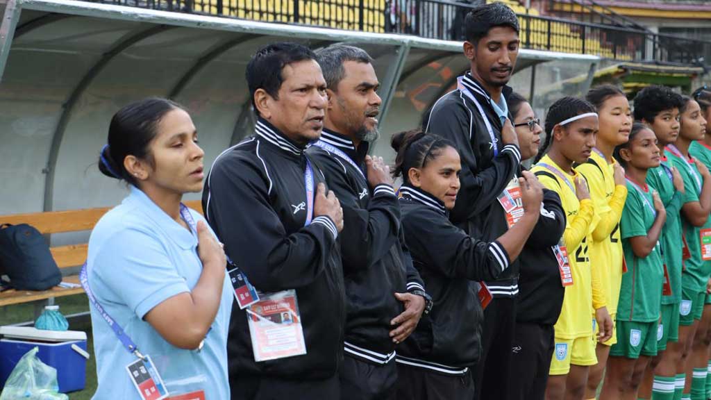 ম্যাচ শুরুর আগে স্টাফ ও খেলোয়াড়দের সঙ্গে বাংলাদেশ দলের প্রধান কোচ মাহবুবুর রহমান লিটু (বাঁ থেকে দ্বিতীয়)। ছবি: বাফুফে