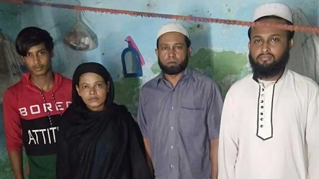 রোহিঙ্গা যুবক নুরুল আমিনের ভাই কাইরুল (সবার বাঁয়ে) ও অন্যরা, যাদের ভারত থেকে সাগরপথে পাঠানো হয় মিয়ানমারে। ছবি: বিবিসি।
