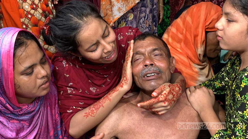  এনজিওর ঋণের বোঝা আর অনটনের চাপে ভেঙে পড়া মিনারুল এক রাতে স্ত্রী ও দুই সন্তানকে ‘হত্যা করে নিজেও আত্মহত্যার’ পথ বেছে নেন বলে স্থানীয়দের ভাষ্য।
