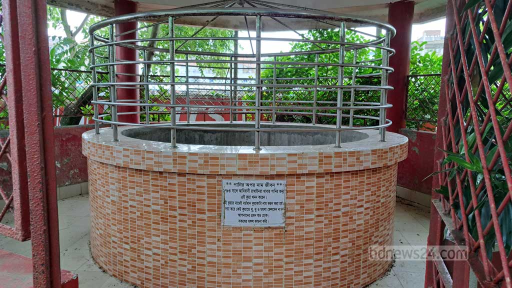 কুয়াকাটার আদিনাম ছিল 'গাদলা'। পরে এই কুয়ার নাম অনুসারে হয় কুয়াকাটা। এ অঞ্চলের বিভিন্ন গ্রামের নাম পাল্টে যাওয়ার বড়ো চিহ্ন এই কুয়া।