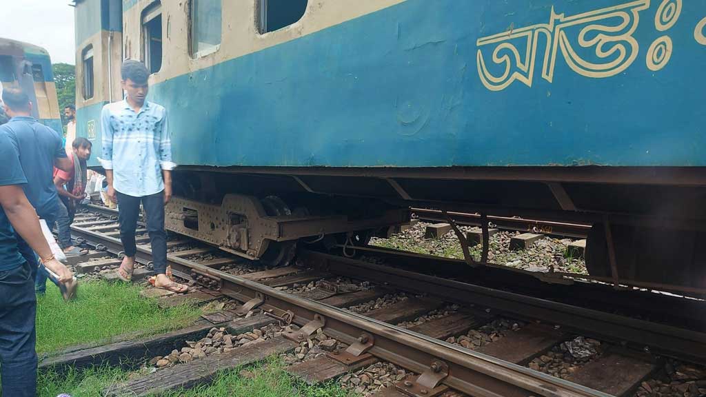 বিমানবন্দর এলাকায় ট্রেন লাইনচ্যুত