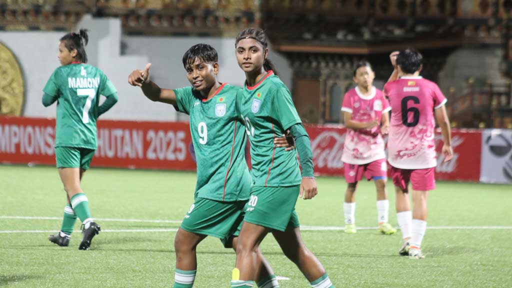 গোলের পর সতীর্থের সাথে আলপির উল্লাস। ছবি: বাফুফে