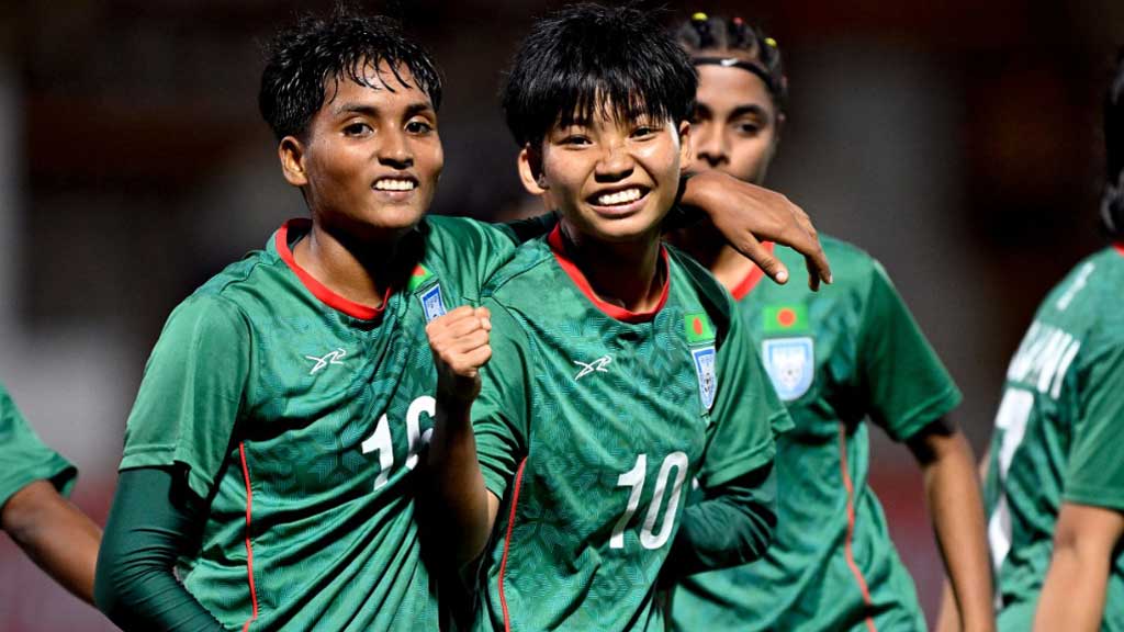সতীর্থদের সাথে গোলের উদযাপন থুইনুই মারমার (১০ নম্বর/মাঝে)। ছবি: বাফুফে