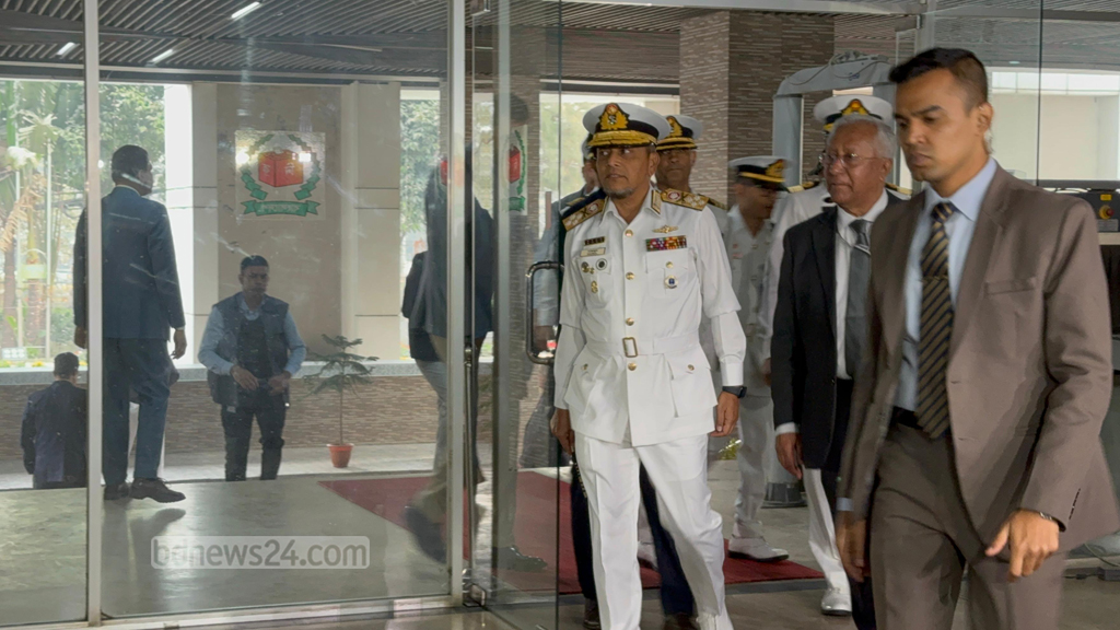 নৌবাহিনী প্রধান অ্যাডমিরাল মোহাম্মদ নাজমুল হাসান