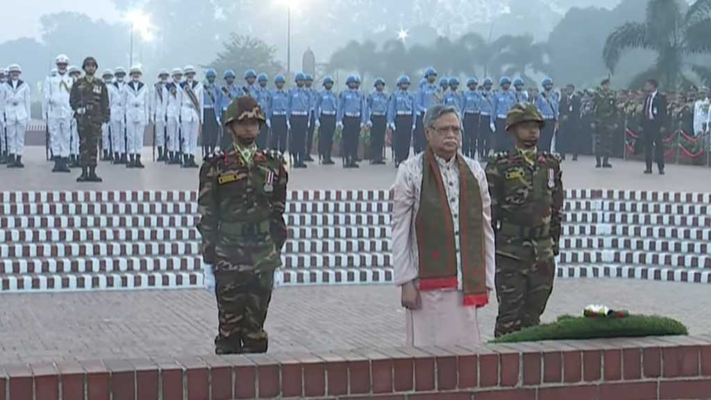 জাতীয় স্মৃতিসৌধে রাষ্ট্রপতি ও প্রধান উপদেষ্টার শ্রদ্ধা