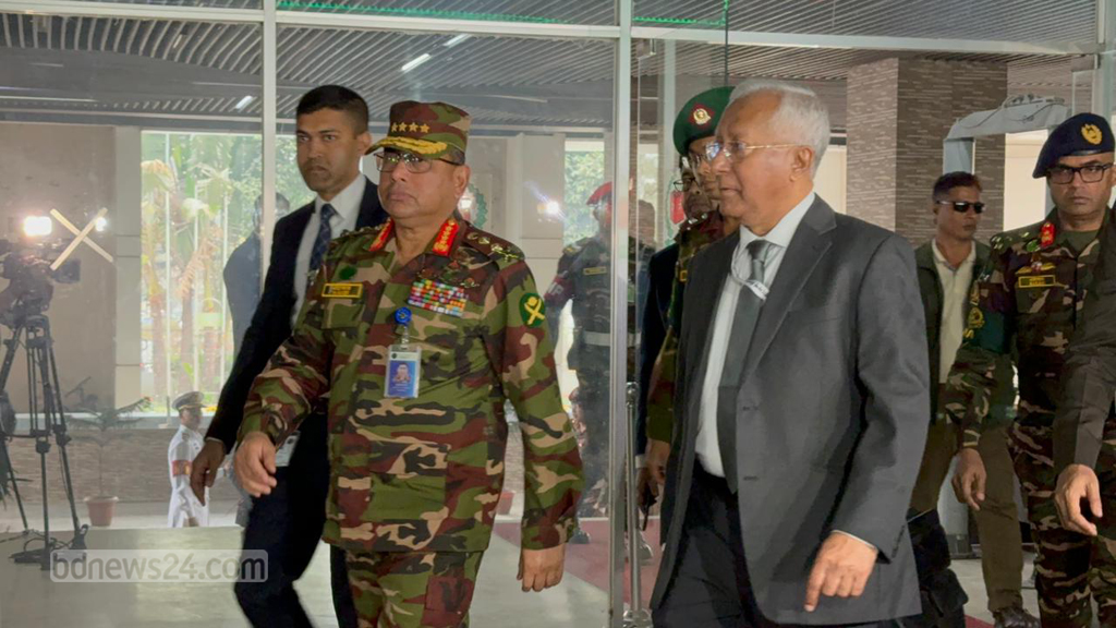 সেনাবাহিনী প্রধান জেনারেল ওয়াকার-উজ-জামান