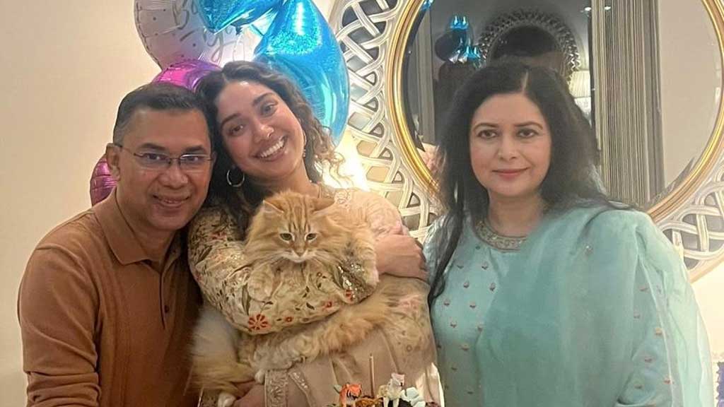 বাবা তারেক রহমান, মা জুবাইদা রহমান আর পোষ্য জেবুর সঙ্গে জাইমা রহমান।&nbsp;