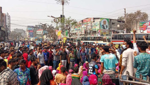 নারায়ণগঞ্জে কারখানা বন্ধের প্রতিবাদে শ্রমিকদের অবরোধ, যানজটে ভোগান্তি