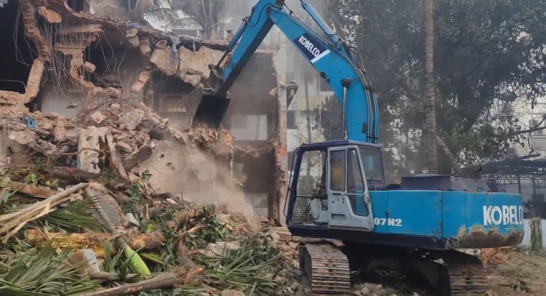 ভাঙা হল শেখ মুজিবের বাড়ি, পোড়ানো হল হাসিনার সুধা সদন