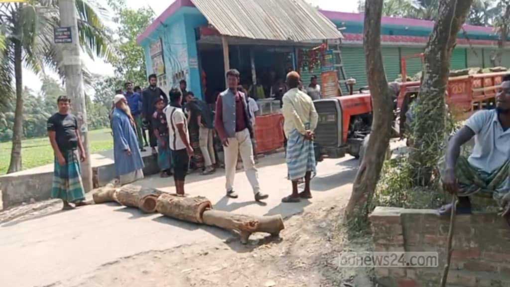 ভাটার ট্রাক্টর চলাচলে বাধা, মালিকের বিক্ষোভ-সড়ক অবরোধ