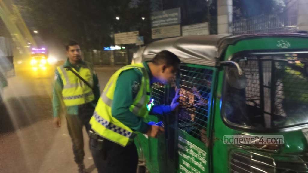 রাজধানীর বিভিন্ন স্থানে চেক পোস্ট বসিয়ে তল্লাশি চালায় পুলিশ।