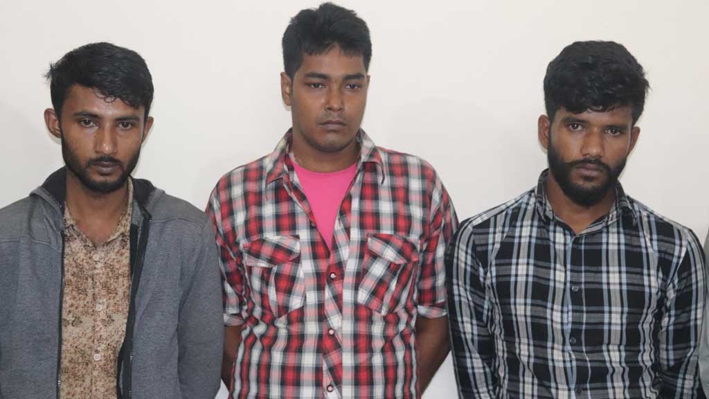 বাসে ডাকাতি-নিপীড়ন: লুটের মোবাইল দিয়ে গাঁজা কিনেই ধরা