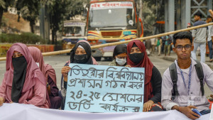 ভোরে রাস্তা ছাড়লেন তিতুমীর শিক্ষার্থীরা, অনশন চলছে