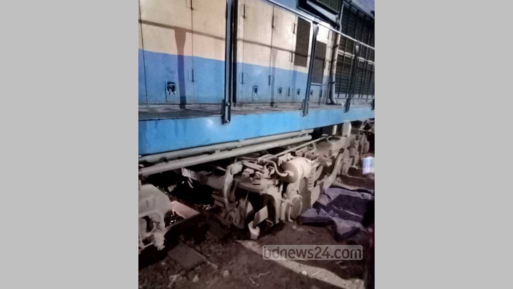 গাজীপুরে ‘সিরাজগঞ্জ এক্সপ্রেসের’ ইঞ্জিন লাইনচ্যুত