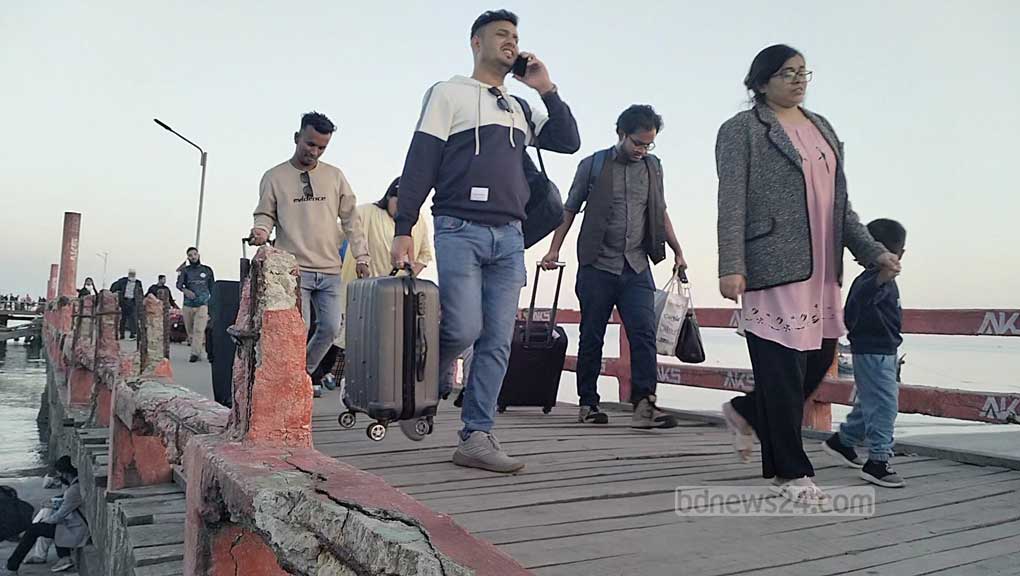 সেন্ট মার্টিনের ঝুঁকিপূর্ণ জেটিতে ভোগান্তি পর্যটকদের