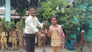পরীক্ষায় ফল ভালো করায় গাছের চারা পেল শিক্ষার্থীরা