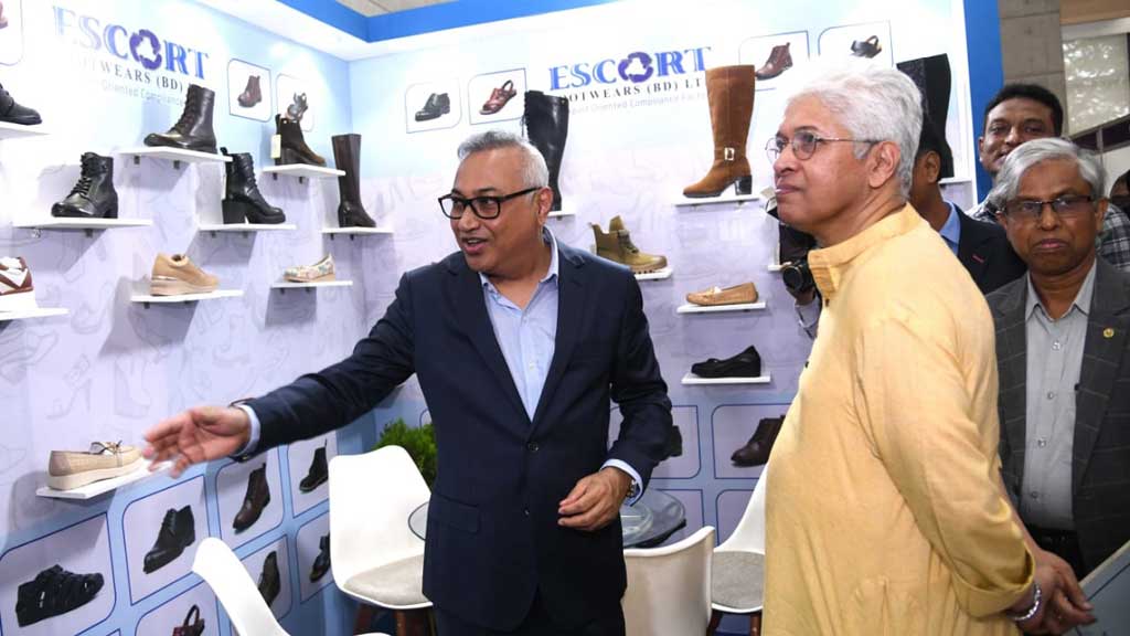 শিল্প উপদেষ্টা আদিলুর রহমান খান বৃহস্পতিবার বসুন্ধরা আন্তর্জাতিক সম্মেলন কেন্দ্রে ‘নবম বাংলাদেশ চামড়া ও জুতা শিল্পের আন্তর্জাতিক প্রদর্শনী’ ঘুরে দেখেন। ছবি: শিল্প মন্ত্রণালয়
