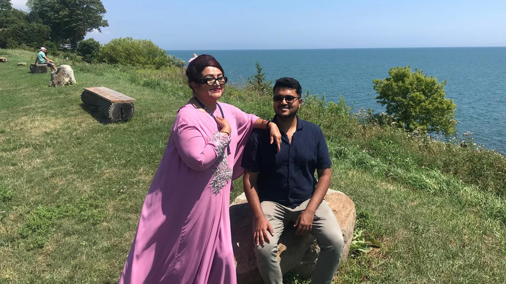 ছেলে অনিকের সঙ্গে ববিতা। ছবি: ববিতার সৌজন্যে