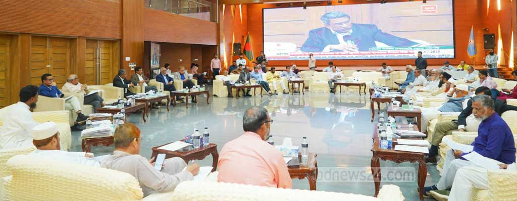 আগুন আতঙ্ক কাটার পর বেলা ১২টা ৫৫ মিনিটে ফের সংলাপ শুরু হয়।