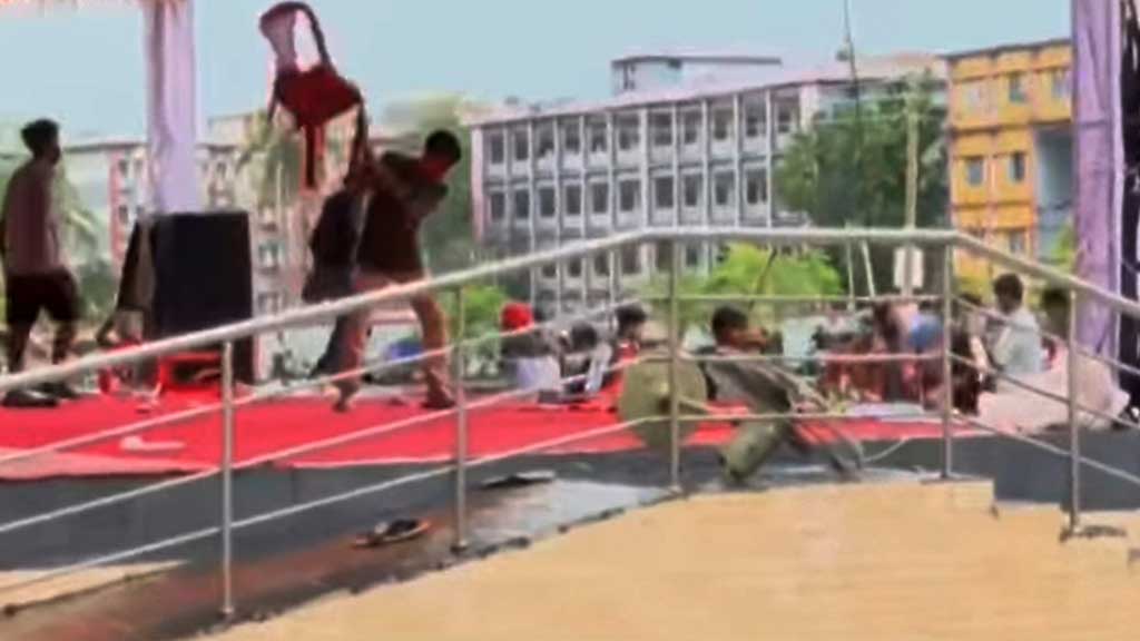 গোপালগঞ্জে এনসিপির সমাবেশ মঞ্চে হামলা, বোমাবাজি