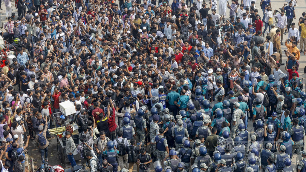 দিয়াবাড়ি সড়কের গোল চত্বরে মঙ্গলবার বিক্ষোভ করে মাইলস্টোন স্কুল অ্যান্ড কলেজের শিক্ষার্থীরা। তারা দুই উপদেষ্টাকে অবরুদ্ধ করে রাখেন।