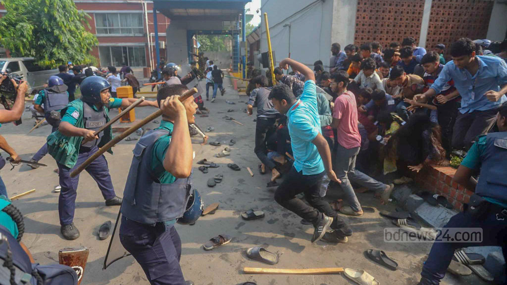 শিক্ষা উপদেষ্টার পদত্যাগ দাবিতে সচিবালয় এলাকা রণক্ষেত্রে পরিণত হয়। ছবি: বিডিনিউজ টোয়েন্টিফোর ডটকম