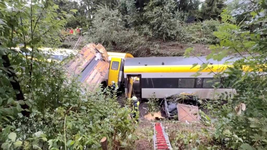 দুর্ঘটনার পর জরুরি বিভাগের কর্মীরা উদ্ধারকাজ শুরু করে। ছবি: রয়টার্স