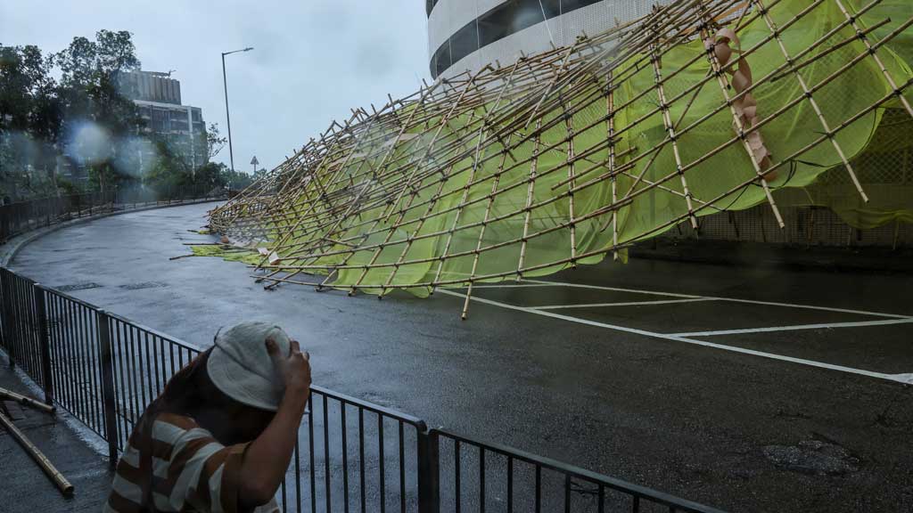 টাইফুনের তাণ্ডবে নির্মাণ কাজের জন্য বাঁধা বাঁশের বিশাল সব মাচা ভেঙে পড়ে। ছবি: রয়টার্স