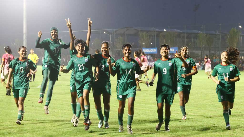 দুই মাঠে গড়ানো ম্যাচের বিরল অভিজ্ঞতায় জয়ের ধারা ধরে রাখল বাংলাদেশ অনূর্ধ্ব-২০ নারী ফুটবল দল। ছবি: বাফুফে