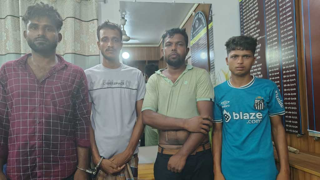 কুমিল্লার বিভিন্ন স্থানে অভিযান চালিয়ে অনিক, সুমন, রমজান ও বাবু নামের চারজনকে গ্রেপ্তার করা হয়েছে।