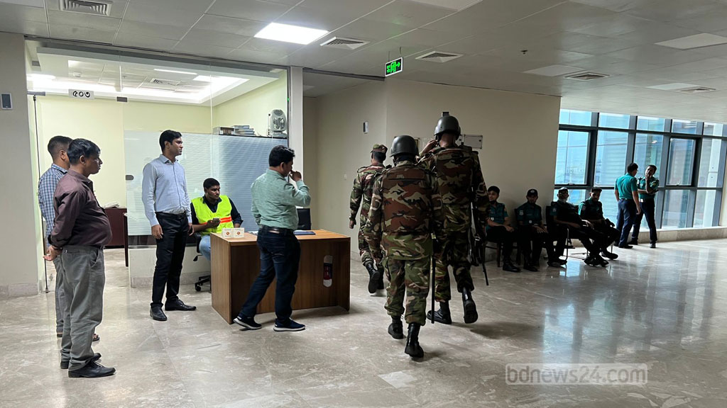 এনবিআর চেয়ারম্যান রোববার কার্যালয়ে আসার পর সেনাবাহিনীর একটি দলও সেখানে যায়। 