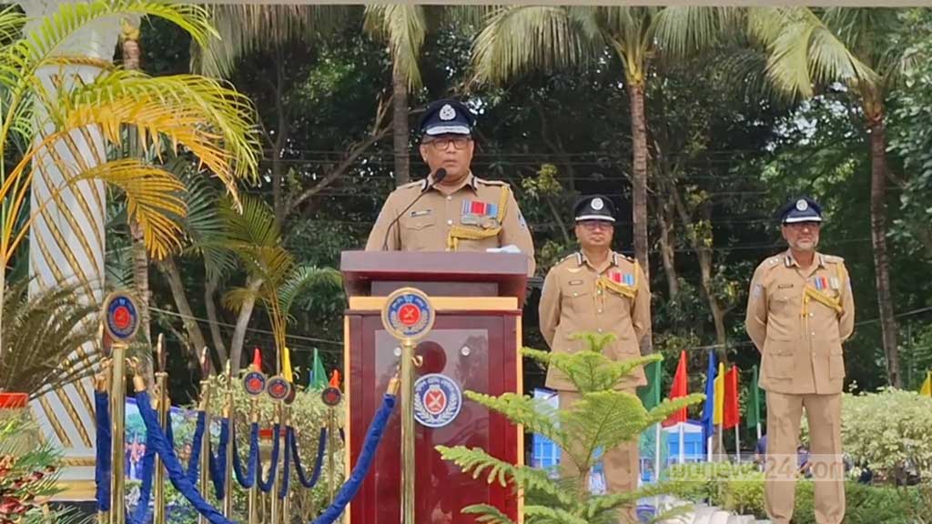 Ikki juftlik qoshma orgiya onlayn pornoga ega edi Spermani lablari bilan muloyimlik bilan chiqaradi