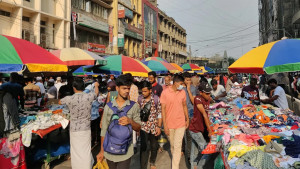 ফুটপাতের ঈদ বাজার: ‘চানরাইত পর্যন্ত দেহন লাগব’