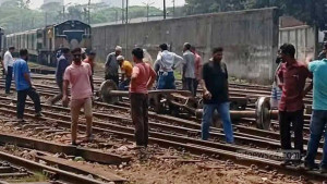 কমলাপুরে মালবাহী ট্রেন লাইনচ্যুত, ঘণ্টাখানেক পর চলাচল শুরু