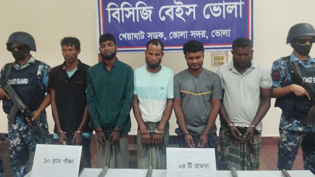 ‘তেঁতুলিয়া নদী থেকে ট্রলার-অস্ত্রসহ ৫ ডাকাত’ আটক