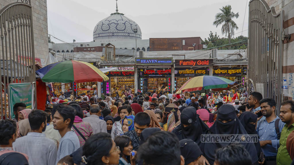 ভিড়ে ঠাসা নিউ মার্কেট, শেষ কেনাকাটা সারছে ঘরমুখো মানুষ