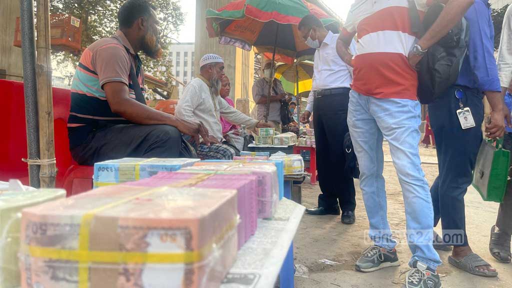 ঈদে নতুন টাকা: ভল্টে পড়ে আছে অলস, বাইরে ‘অনেক দাম’