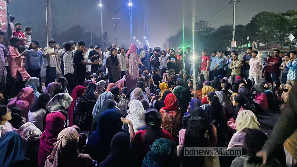 ধর্ষণে মৃত্যুদণ্ডের বিধান চেয়ে মহাসড়কে জাহাঙ্গীরনগরের শিক্ষার্থীরা