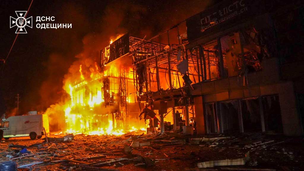 ওদেসা শহরে রাশিয়ার ড্রোন হামলার পর একটি ভবনে আগুন ধরে যায়। ছবি: রয়টার্স 