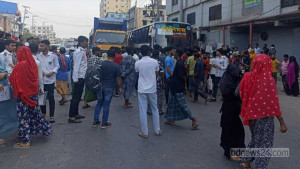 গাজীপুরে ট্রাকচাপায় পোশাক শ্রমিকের মৃত্যু, প্রতিবাদে সড়ক অবরোধ