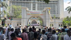 Ishraque supporters block road in front of Nagar Bhaban