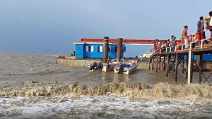হাতিয়ার সঙ্গে সারা দেশের যোগাযোগ বিচ্ছিন্ন, প্লাবিত নিঝুমদ্বীপ