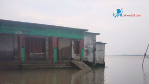 জোয়ারের পানিতে 'প্রায়ই ডোবে' স্কুলটি