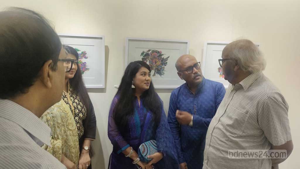 প্রদর্শনীতে আসা অতিথিদের সঙ্গে শিল্পী মোবাশ্বির আলম মজুমদার। মঙ্গলবার বিশ্বসাহিত্য কেন্দ্রে। 