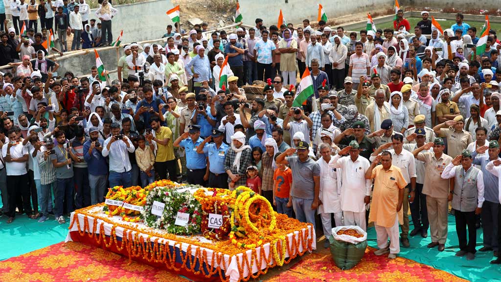 রাজস্থানে ভারতীয় বিমান বাহিনীর নিহত সেনা সুরেন্দ্র কুমারের শেষকৃত্য। ছবি: রয়টার্স 