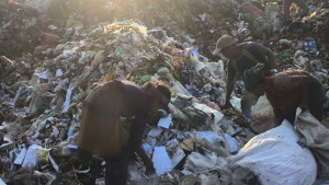 শৈশব কাটছে ময়লার ভাগাড়ে