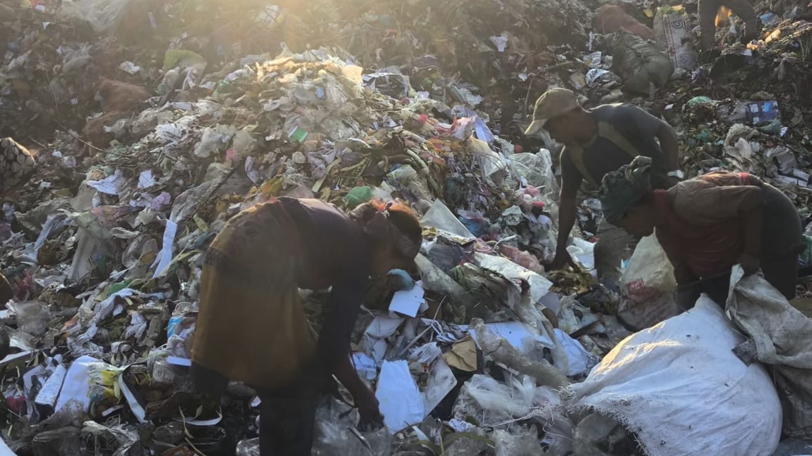 শৈশব কাটছে ময়লার ভাগাড়ে