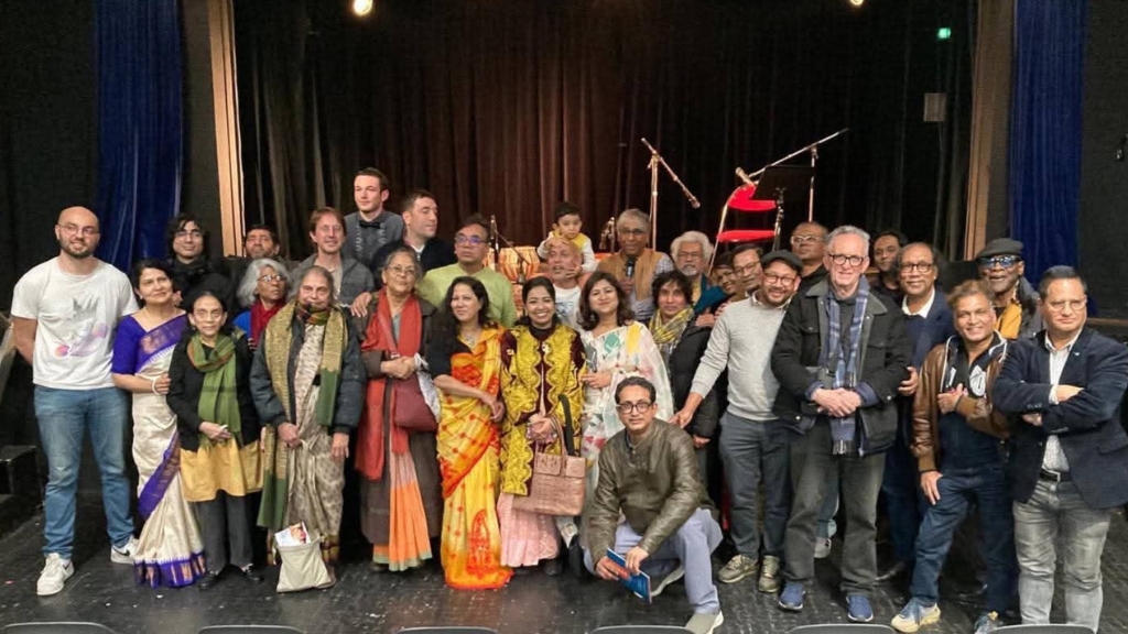 U oz mushuki bilan sik ustida otiradi