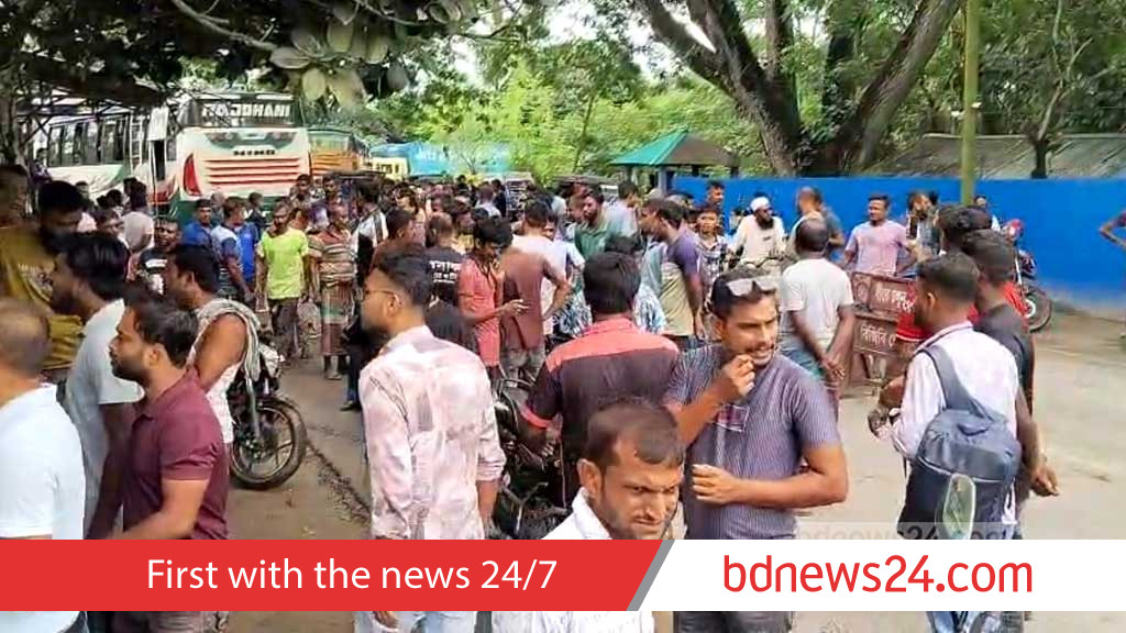 চেকপোস্টে বাস চালককে মারধরের প্রতিবাদে বেনাপোলে সড়ক অবরোধ